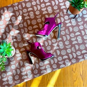 SOLE SOCIETY Women’s Size 8 Fuchsia Suede Cutout High Heel Sandals